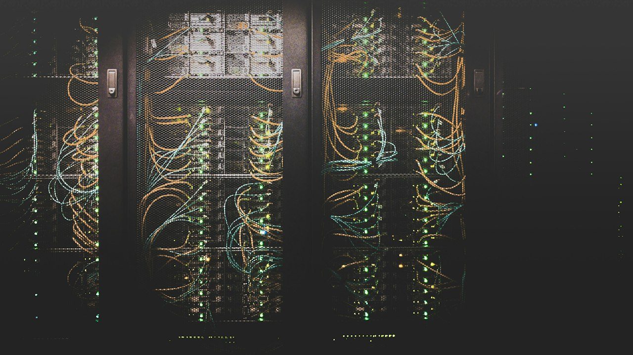 Server-Racks — Metapher für vernetzte Datenpipelines in der Betrugsanalyse