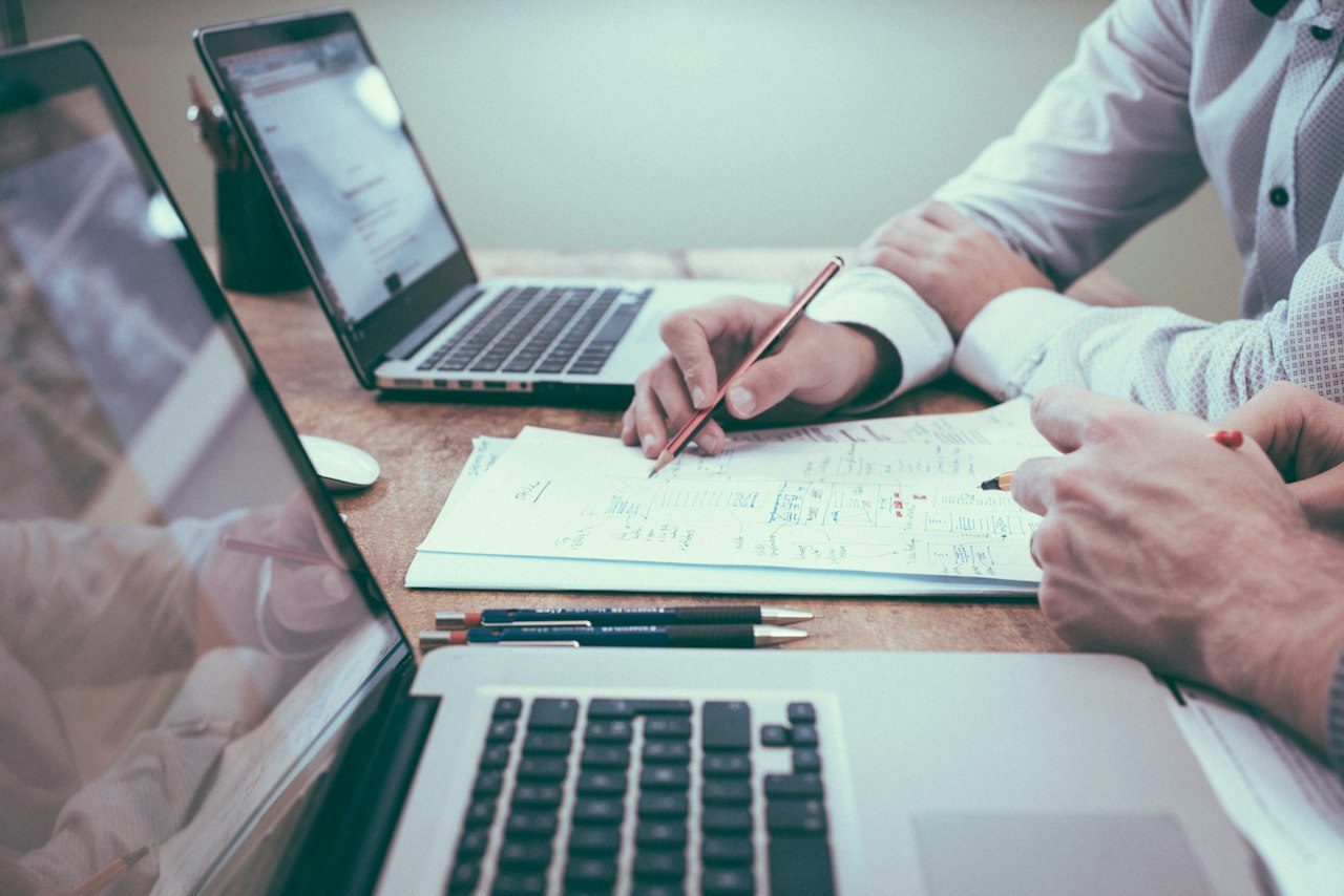 Arbeitsplatz mit Notizen und Laptop — Recherche zu Anlagebetrug